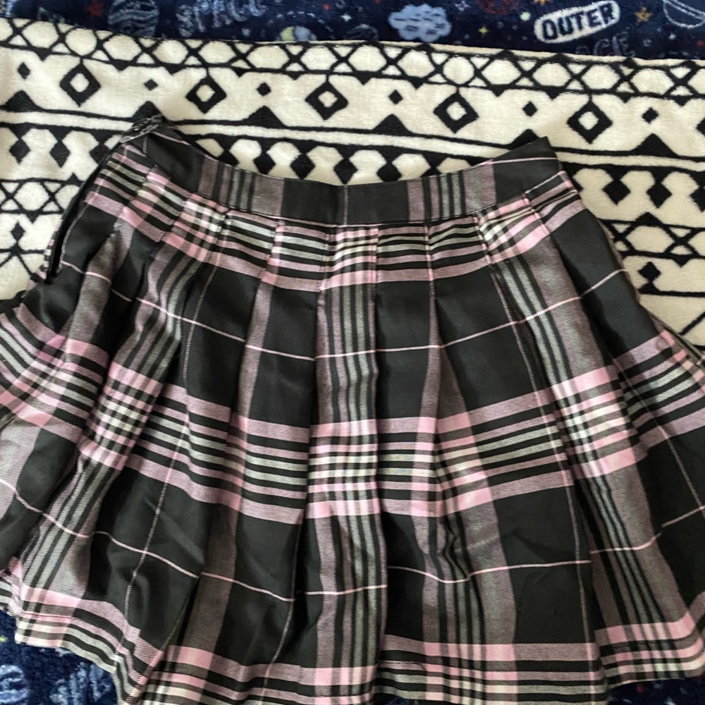 Black and pink forever 21 skirt!<3